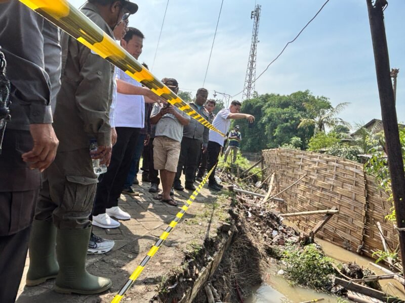 Foto: Bupati Sidoarjo Instruksikan Penanganan Cepat Bantaran Sungai Longsor di Prambon