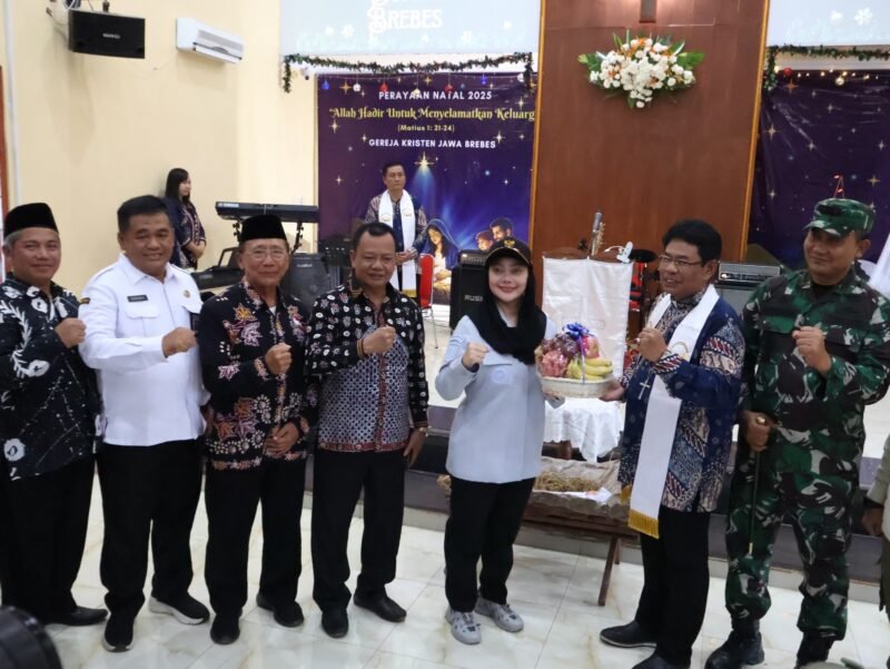 Foto: Jelang Misa Natal, Bupati Brebes Pantau Gereja dan Pos Pelayanan
