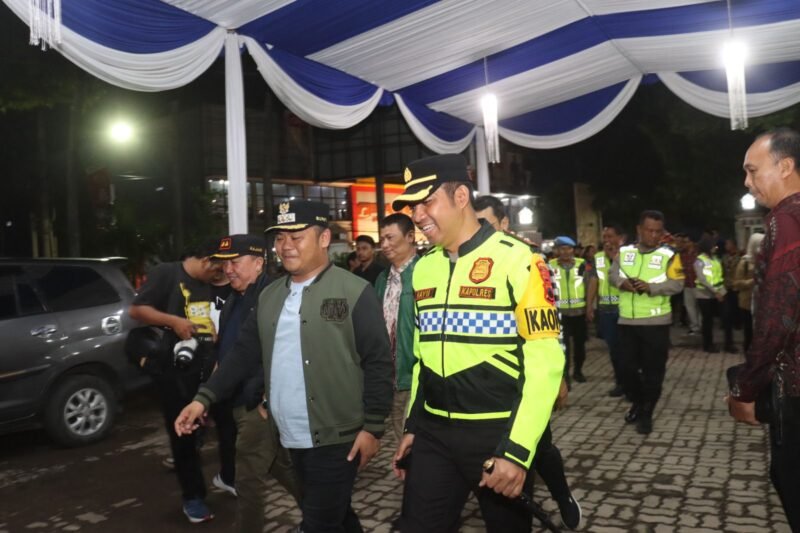 Foto: Patroli Skala Besar, Kapolres Tegal Bersama PJU, Bupati dan Forkopimda Tinjau Pos Pam dan Gereja dalam Rangka Ops Lilin Candi 2025
