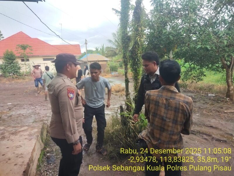 Sambangi Warga Dengan Humanis, personel Polsek Sebangau Kuala Sampaikan Pesan Kamtibmas kepada Warganya

