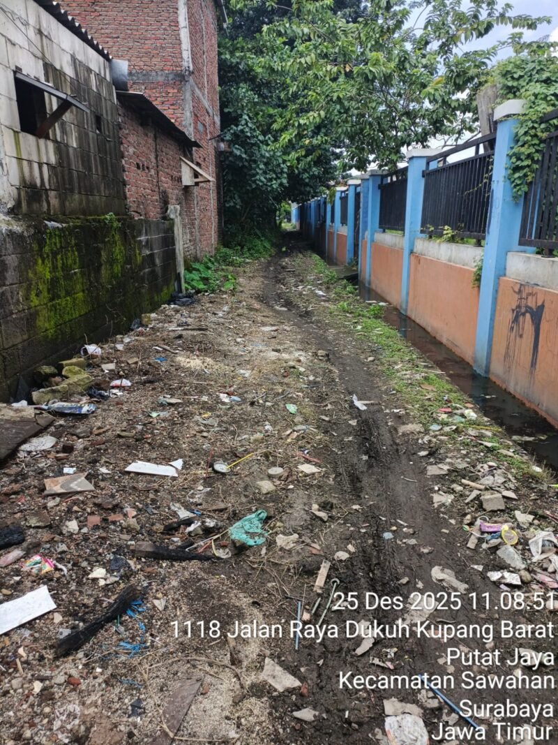 Foto: Diduga Diabaikan Bertahun-tahun, Jalan Dukuh Kupang Utara Gang Langgar Rusak Parah