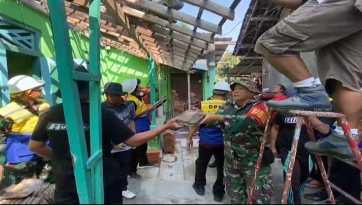 Babinsa Kepanjenkidul Bersama Warga Gotong Royong Renovasi Rumah Warga