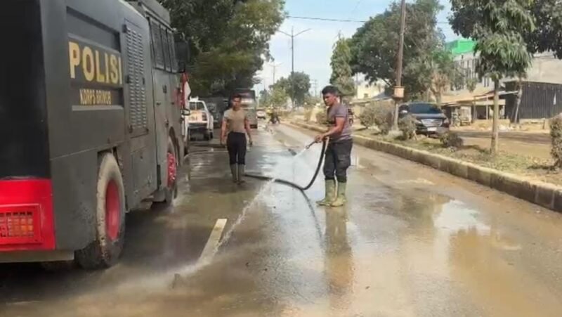 Foto: Minimalisir Debu Pasca Banjir, Polri Lakukan Pembersihan dan Penyiraman Jalan Protokol Aceh Tamiang