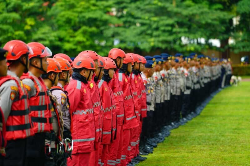 Foto: Wakapolri: Polri Berangkatkan 1.500 Personel untuk Penanggulangan Bencana di Aceh, Sumut, dan Sumbar