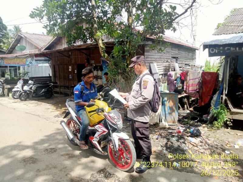 Personel Polsek Kahayan Kuala menyampaikan pesan Kamtibmas, dan Himbauan kamtibmas