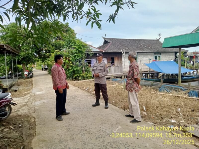 Personel Polsek Kahayan Kuala melaksanakan sosialisasi Maklumat Kapolda Kateng terkait mengemukakan pendapat di muka umum.