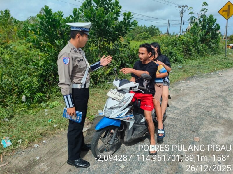 Tidak Memakai Helm, Dengan Cara Humanis Polisi Berikan Teguran