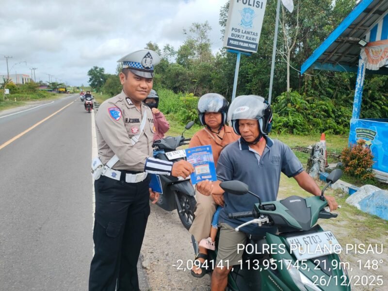 Polantas Menyapa, Lakukan Pembagian Brosur Keselamatan