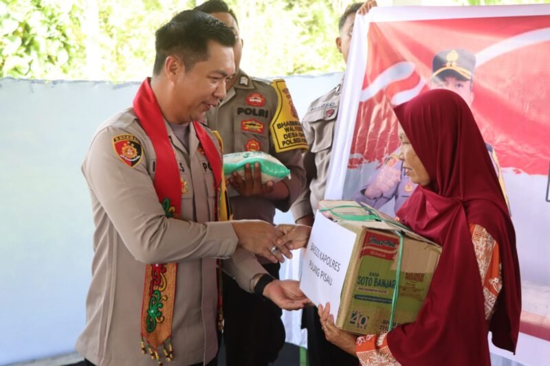 Kapolres Pulang Pisau Serahkan Bantuan Sosial ke Warga Saat Sambangi Polsek Jajaran