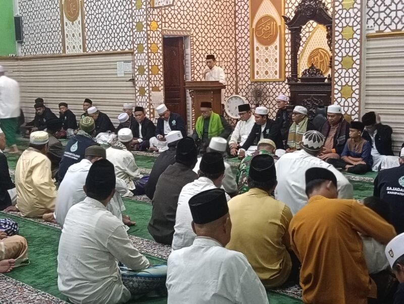 Pererat Hubungan Baik Dengan Warga, Babinsa Sungai Rambah Ikuti Kegiatan Sajadah Fajar di Desa Binaan
