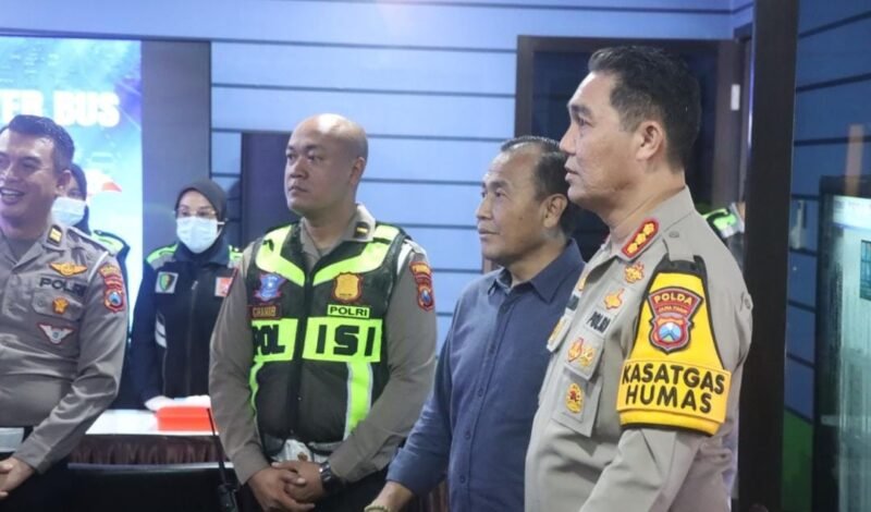 Satgas Ops Lilin Semeru Polda Jatim Cek Pospam Terminal Purabaya Pastikan Pelayanan Maksimal (Foto: TargetNews.id/Sul)