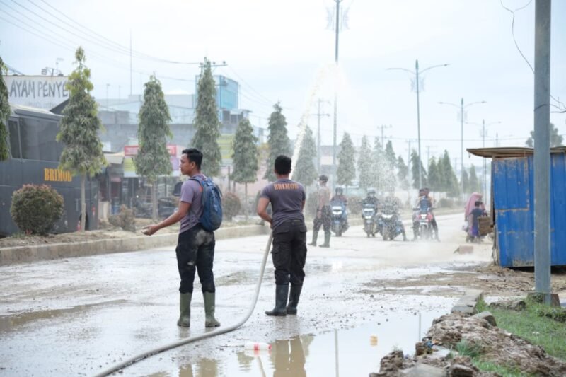 Foto: Polri Bantu Kuras Air Yang Merendam Kompi Senapan A Yonif 111 / Karma Bakti, Aceh Tamiang