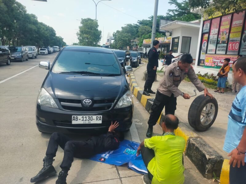 Foto: Pelayanan Humanis Polri di Ops Lilin Candi 2025, Personel Pospam Rest Area 275A Sigap Bantu Pengguna Jalan