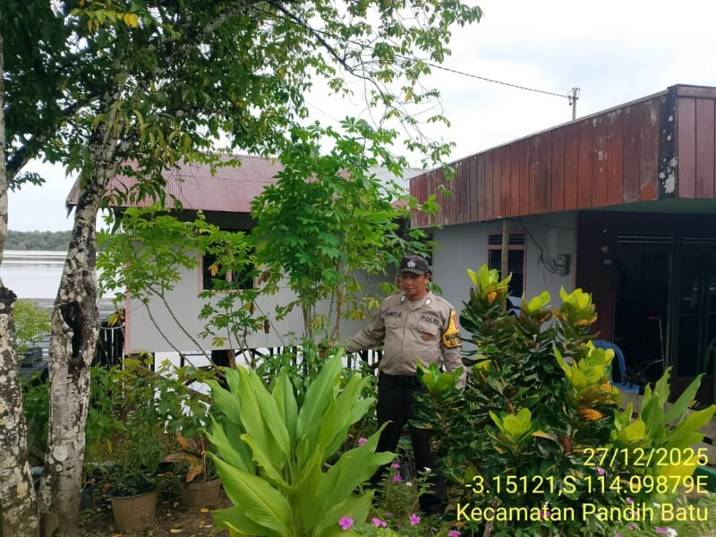 Bhabinkamtibmas Desa Dandang Sambangi Masyarakat Desa Binaan sekaligus Sisipkan Pesan Kamtibmas terkait pemanpaatan perkarangan Untuk Menanam Tanaman Pangan Bergizi
