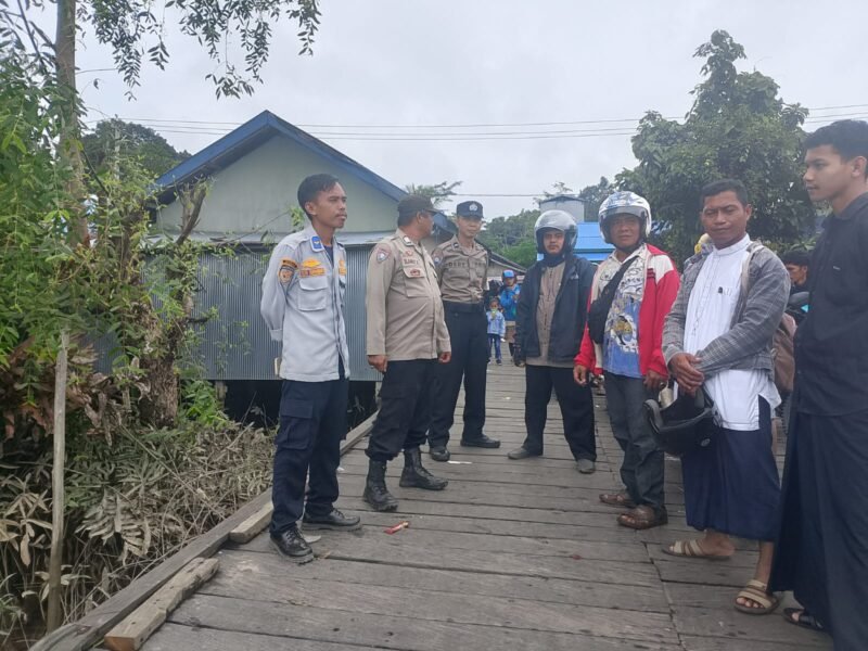 Personil Polsek Pandih Batu Melaksanakan Monitoring dan Pengaturan Jamaah Haul sekumpul menuju Martapura yang menyebrang di Pery mobil dan Pery motor di pelabuhan penyebrangan Desa Pangkoh Hulu kecamatan Pandih Batu