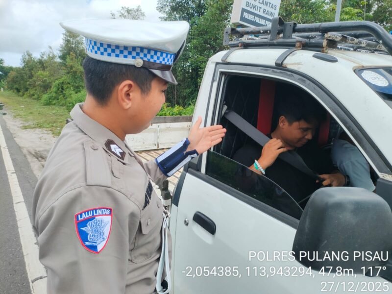 Satlantas Pulang Pisau Berikan Teguran Simpatik Kepada Pengemudi R4