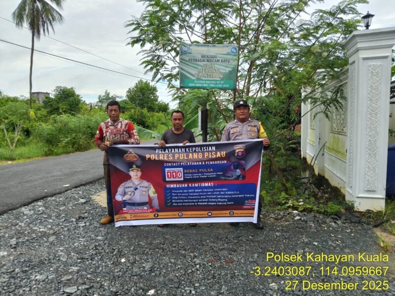 Personel Polsek Kahayan Kuala mensosialisasikan layanan aduan Calcenter 110 guna meminimalisir angka kejahatan dan juga memudahkan masyarakat dalam penyampaian pengaduan