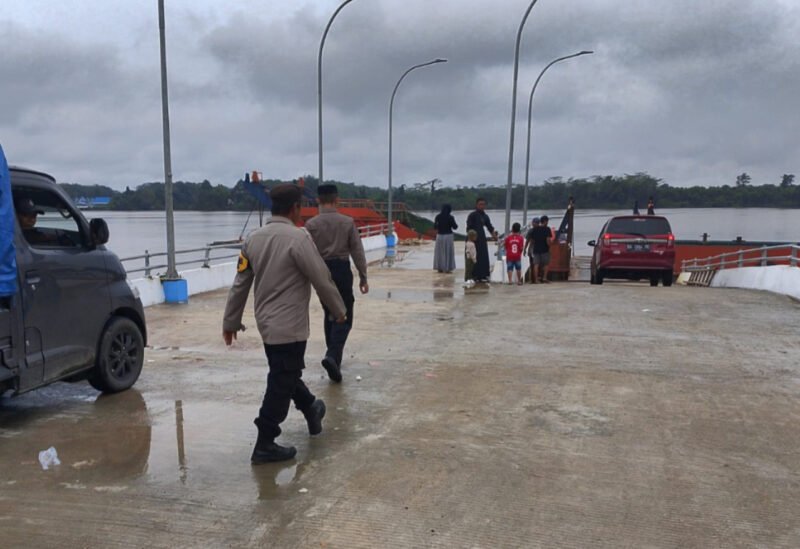 Antisipasi Kepadatan Jamaah 5 Rajab, Polsek Pandih Batu Perketat Pengaturan di Pelabuhan Feri Pangkoh Hulu