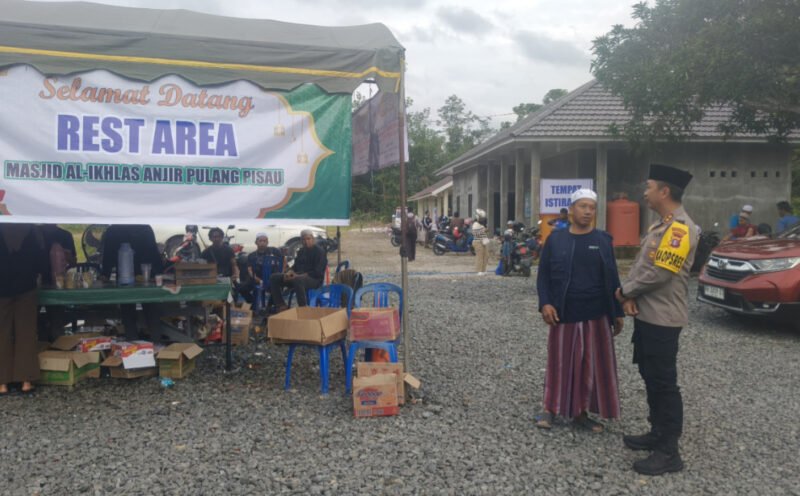 Kapolres Pulang Pisau Pantau Titik Lelah Jalur Trans Kalimantan, Pastikan Jamaah Momen Peringatan 5 Rajab Guru Sekumpul ke-21 Aman dan Nyaman