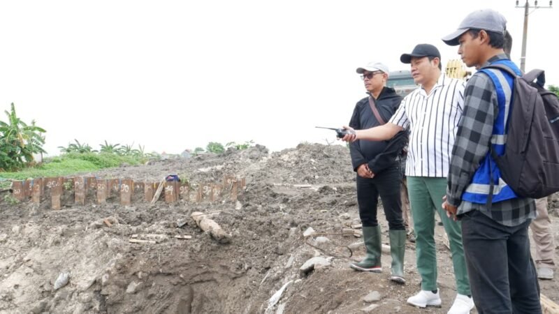 Foto: Proyek Rumah Pompa Kedungpeluk Mengalami Deviasi 46 Persen, Bupati Subandi Minta Perketat Pengawasan