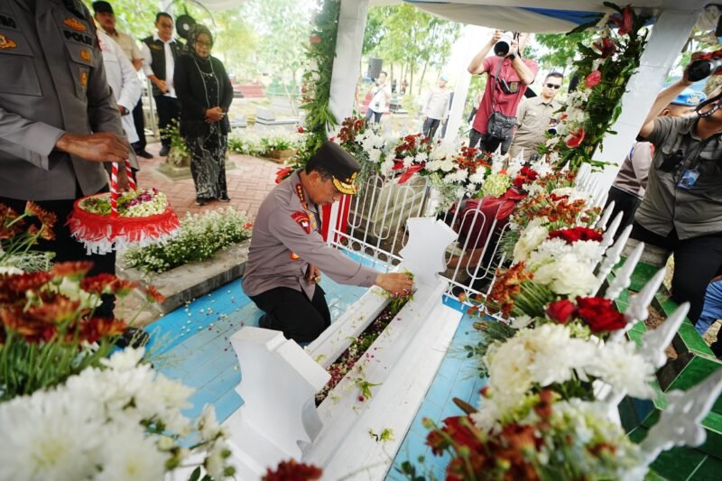 Foto: Ziarah Makam hingga Groundbreaking Museum Marsinah, Kapolri: Mengenang Pahlawan Nasional Buruh