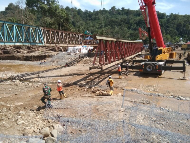 Foto: Satgas Yonzipur I/DD Lanjutkan Pemasangan Jembatan Bailey Pascabencana di Desa Garoga