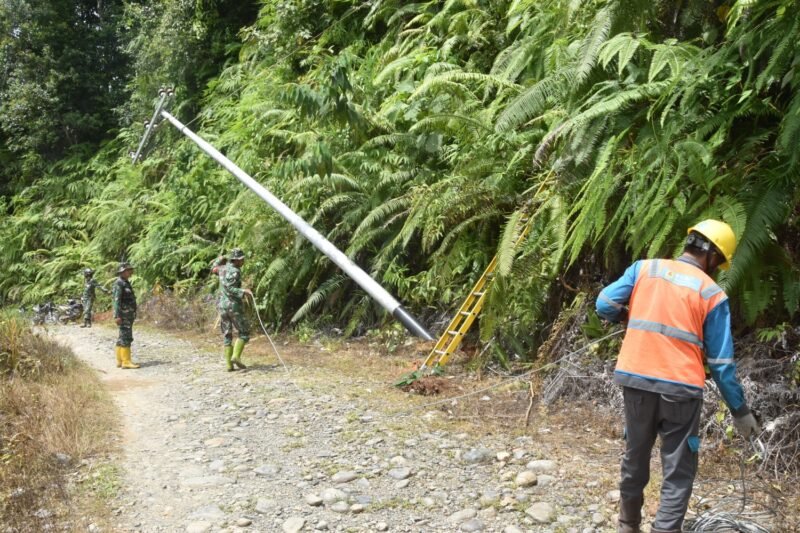 Personel Kodim 1002/HST Bantu Perbaikan Jembatan dan Tiang Listrik Tumbang Akibat Banjir Batang Alai