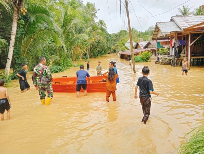 Babinsa Koramil 1008-02/Haruai–Bintang Ara–Upau Pantau Banjir di Desa Bintang Ara
