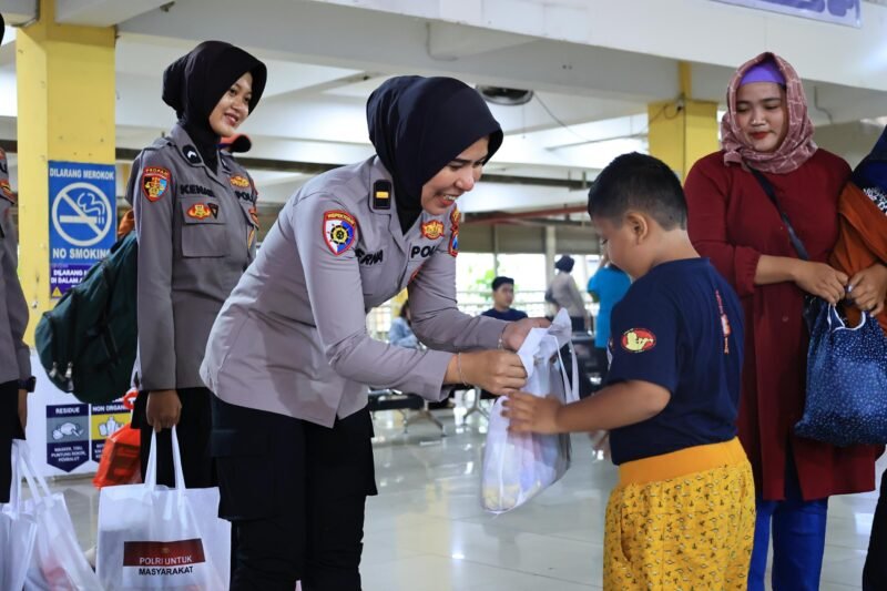 Foto: Sapa Humanis Polwan Polresta Sidoarjo Patroli Dialogis di Terminal Purabaya