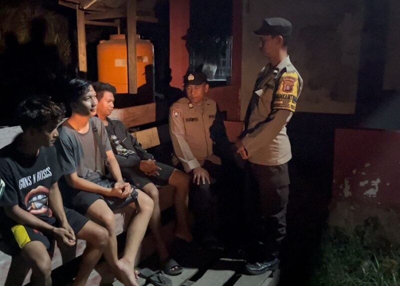 Sambangi Warga Dengan Humanis, personel Polsek Sebangau Kuala Sampaikan Pesan Kamtibmas kepada Warganya