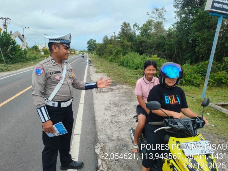 Tidak Memakai Helm, Dengan Cara Humanis Polisi Berikan Teguran