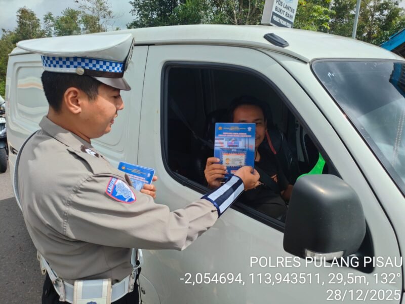 Polantas Menyapa, Lakukan Pembagian Brosur Keselamatan