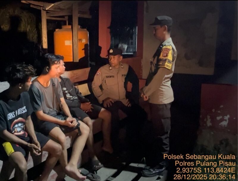 Bhabinkamtibmas sambang Pos Kamling dan memberikan himbauan kamtibmas petugas jaga