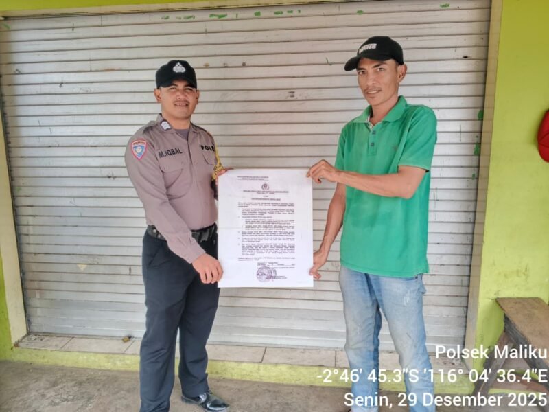 Personil Polsek Maliku melakukan Door to Door System, Menyampaikan Maklumat Kapolda Kalteng
