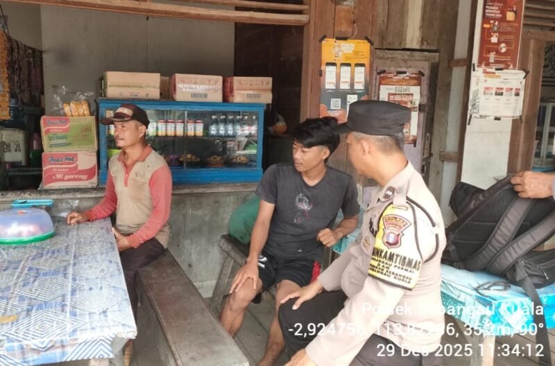 Personil Bhabinkamtibmas Polsek Sebangau Kuala aktif sambangi masyarakat di Desa Sebangau Permai dan memberikan himbauan dan pesan kamtibmas