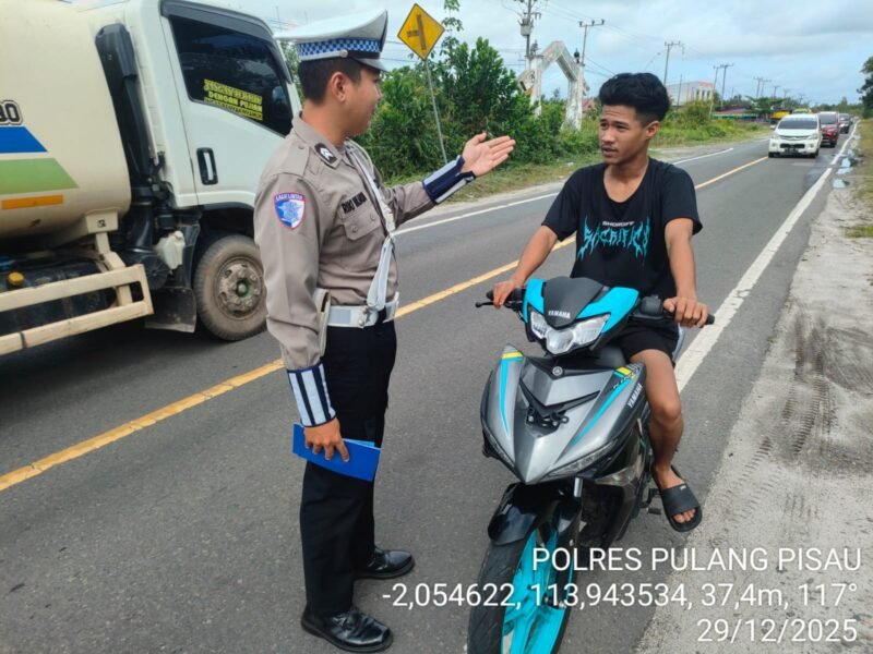 Tidak Memakai Helm, Dengan Cara Humanis Polisi Berikan Teguran