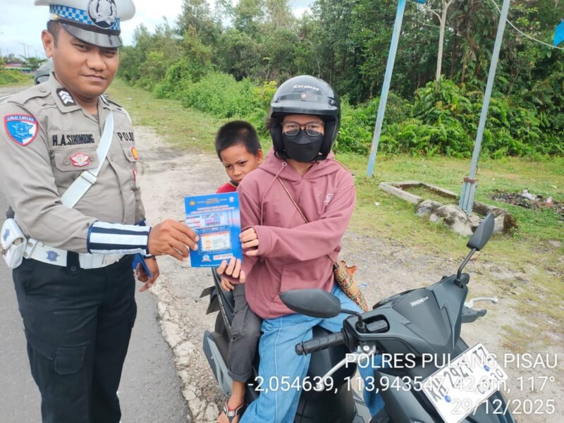Polantas Menyapa, Lakukan Pembagian Brosur Keselamatan