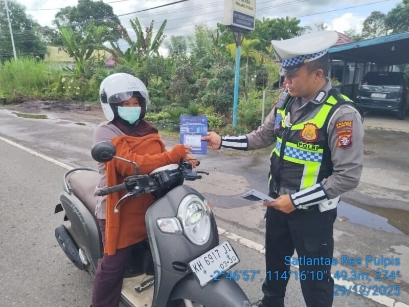 Personel Lantas Memberikan Himbauan Dan Pembagian Brosur Kamseltibcarlantas