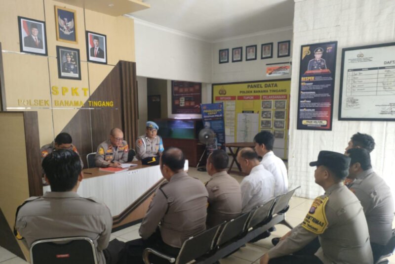 Kapolsek Banama Tingang Pimpin Anev Mingguan, Tekankan Pelayanan Publik Humanis dan Profesional