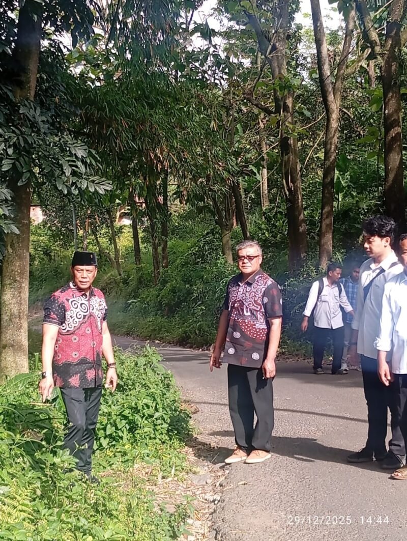 Foto ist: Anggota DPRD H.Khamim Tohari,S.Sos. dan Kades Bumiaji Edi Suyanto beserta perangkat. Cek Drainase dusun Binangun yang perlu dilakukan pembangunan.