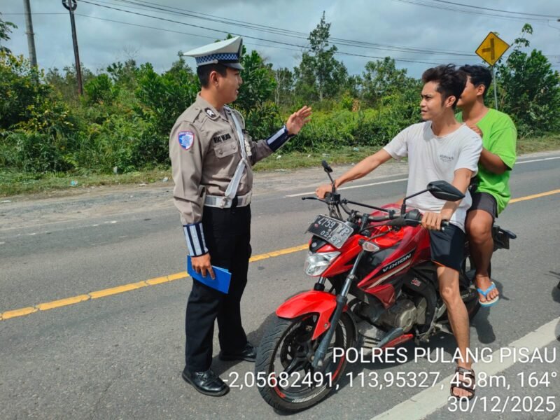 Personel Satlantas Polres Pulang Pisau, Berikan Teguran Kepada Pengendara Motor Yang Tidak Memakai Helm