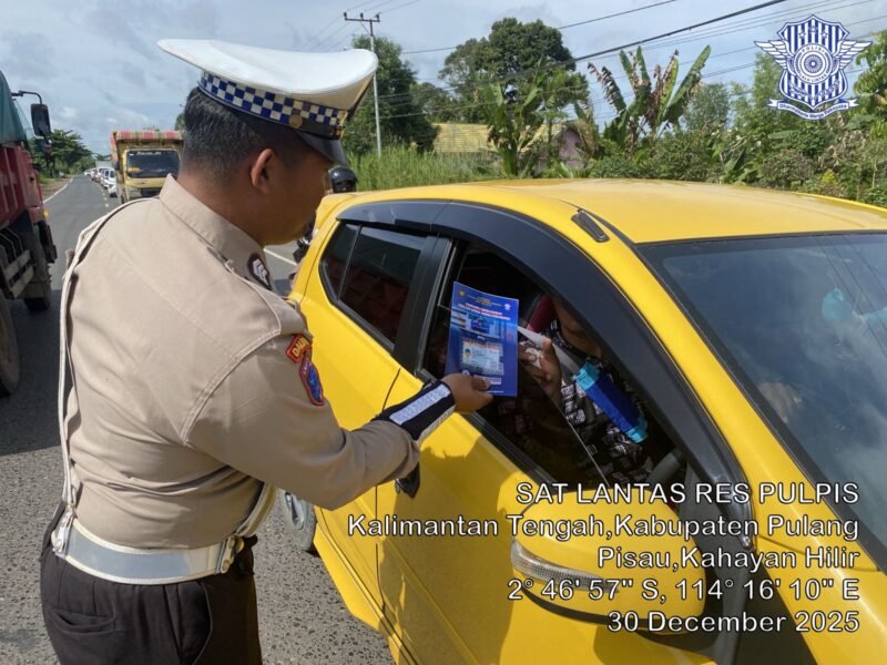 Dukung Kamseltibcarlantas, Satlantas Polres Pulang Pisau Dikmas Ajak Warga Lebih Tertib Lewat Edukasi dan Pembagian Brosur