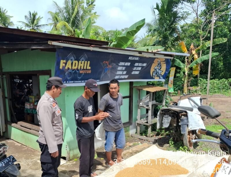 Personel Polsek Kahayan Kuala mensosialisasikan layanan aduan Calcenter 110 guna meminimalisir angka kejahatan dan juga memudahkan masyarakat dalam penyampaian pengaduan.