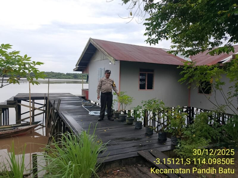 Bhabinkamtibmas Desa Dandang Sambangi Masyarakat Desa Binaan sekaligus Sisipkan Pesan Kamtibmas terkait pemanpaatan perkarangan Untuk Menanam Tanaman Pangan Bergizi