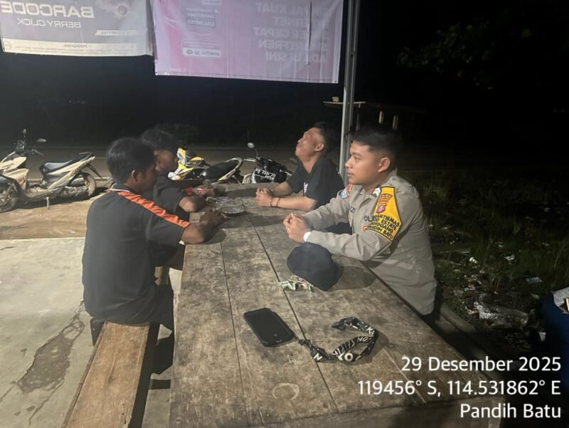 BHABINKAMTIBMAS POLSEK PANDIH BATU POLRES PULANG PISAU LAKUKAN PENGECEKAN POS KAMLING DI WILKUM POLSEK PANDIH BATU