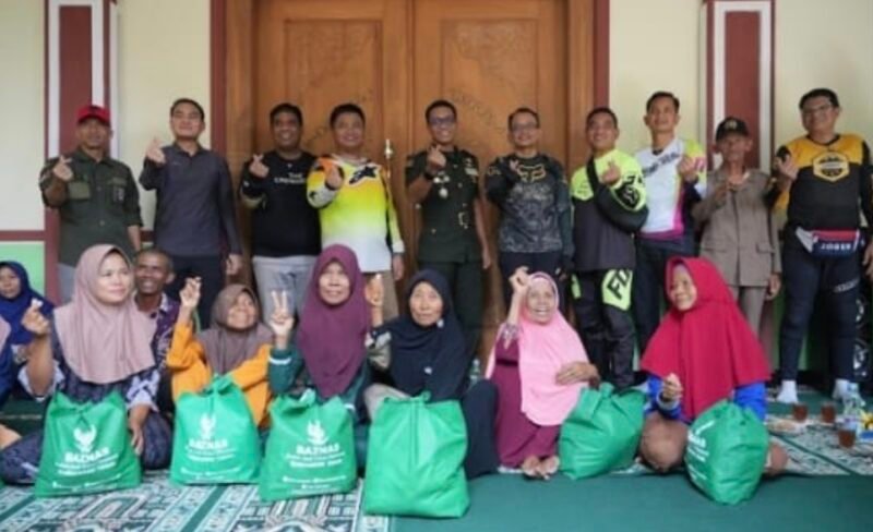 TargetNews.id/Foto/Sejumlah anggota Forum Komunikasi Pimpinan Daerah (Forkompimda) Kabupaten Tegal di bawah koordinasi Bupati Tegal Ischak Maulana Rohman menggelar kegiatan bakti sosial (Baksos) di Dusun Kalisusu, Desa Karanganyar, Kecamatan Kedungbanteng, Kamis (11/12/2025).