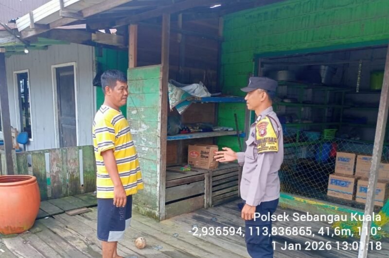 Personil Bhabinkamtibmas Polsek Sebangau Kuala aktif sambangi masyarakat di Desa Sebangau Permai dan memberikan himbauan dan pesan kamtibmas