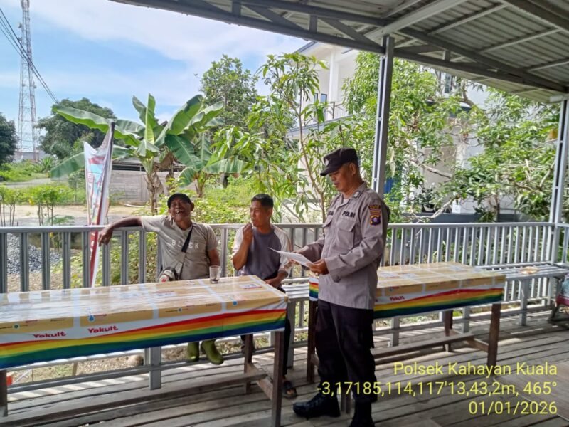 Personel Polsek Kahayan Kuala sambangi warga dan Memberikan himbauan Tentang Larangan Membakar hutan dan lahan.