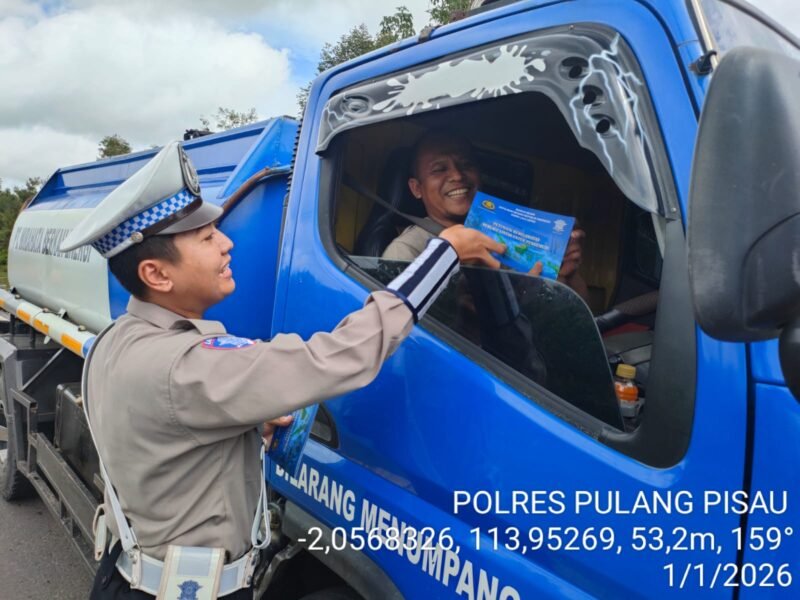 Polres Pulang Pisau Gelar Pembagian Brosur Kamseltibcarlantas kepada Masyarakat