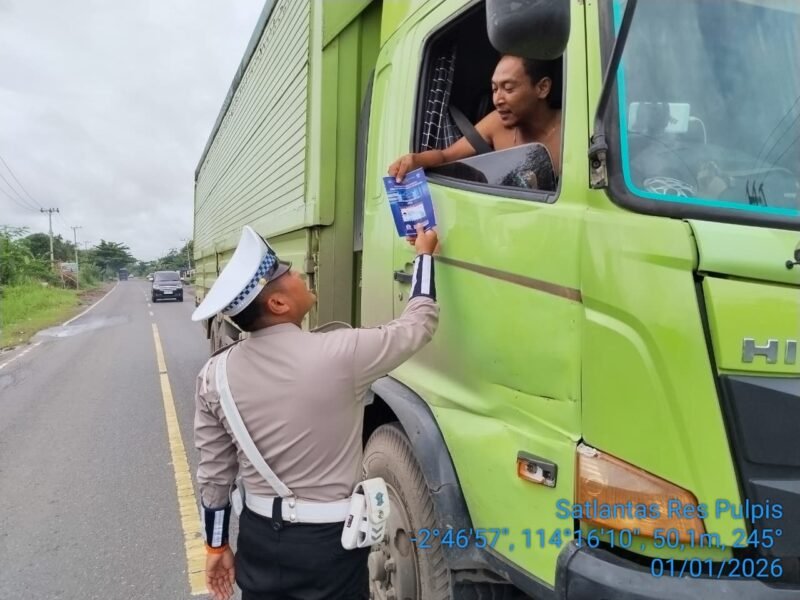 Dukung Kamseltibcarlantas, Satlantas Polres Pulang Pisau Dikmas Ajak Warga Lebih Tertib Lewat Edukasi dan Pembagian Brosur